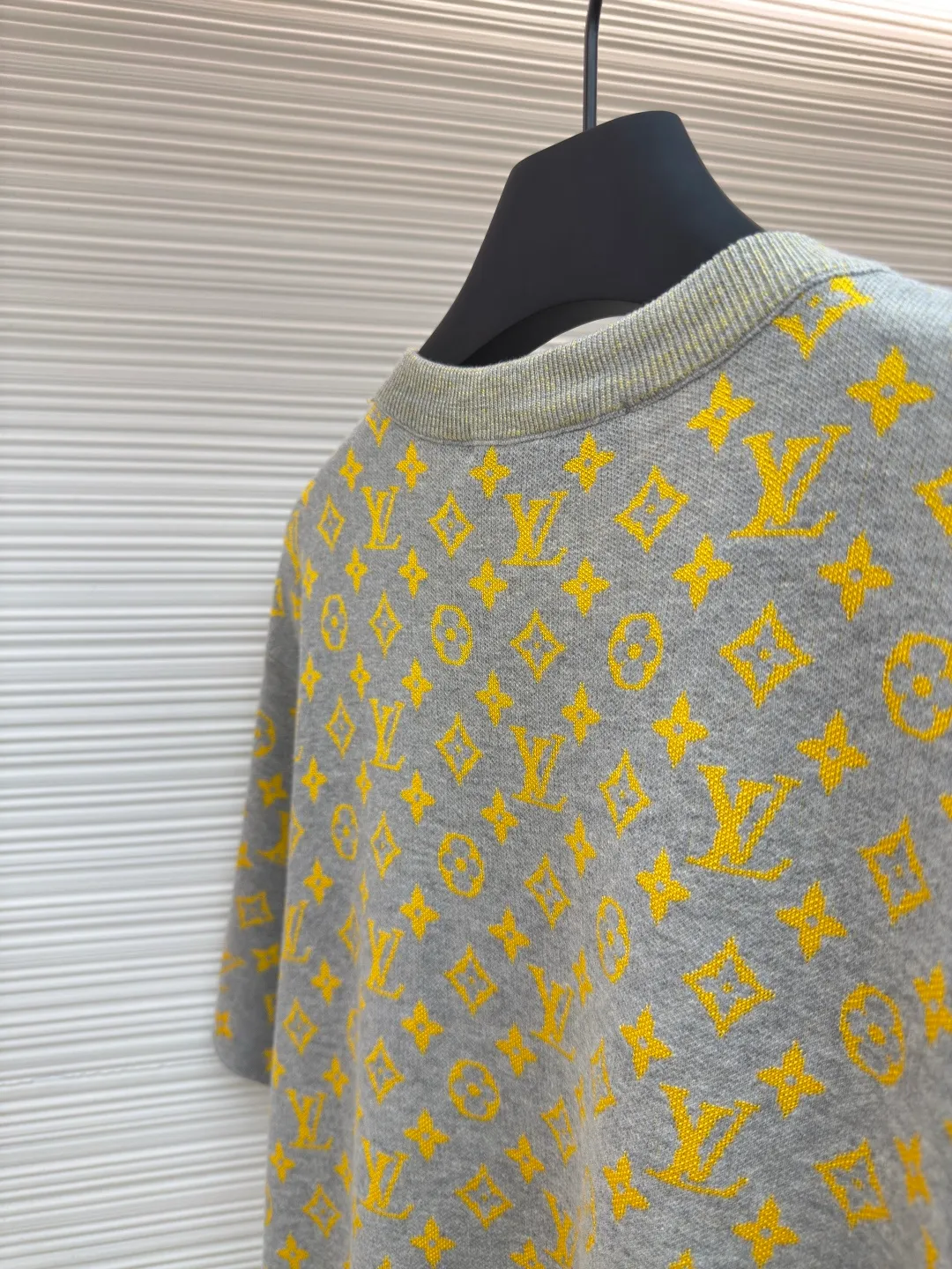 LOUIS VUITTON Presbyopic contrasting color woolen short sleeves ●Authentic product: 10200 purchased and developed ●Item number: 1680282-A70 ●Material: Wool custom-dyed combed cotton ●Technology: Jacquard technology ●Version: Fitted version ●Weight: about 330 grams ●Size: S-M-L-XL ●Description: Full Monogram Glow jacquard and elegant background collide with color contrast, making Monogram The pattern reflects the subtle sheen of mulberry silk. The overall wiring is straight and delicate, the fabric is comfortable and soft, and the color is consistent without color difference. It can be matched with the same style to create a fashionable look and control various occasions. Customized accessories, complete with three standards, same style for men and women!